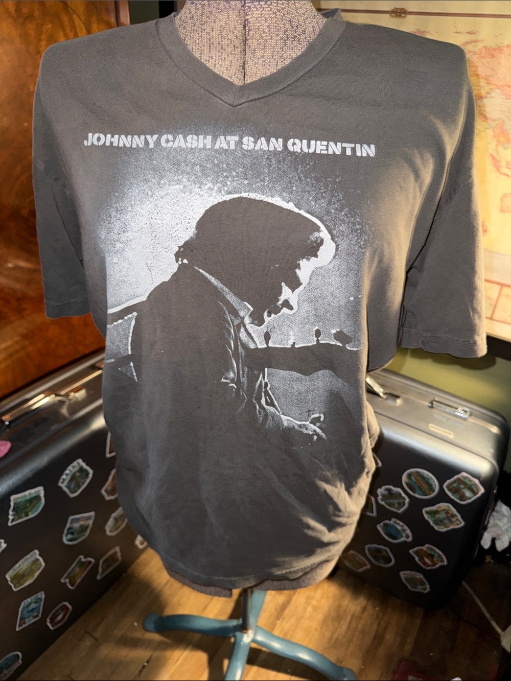 Johnny Cash at San Quentin Concert Graphic V-Neck Tee Dark Gray Size M